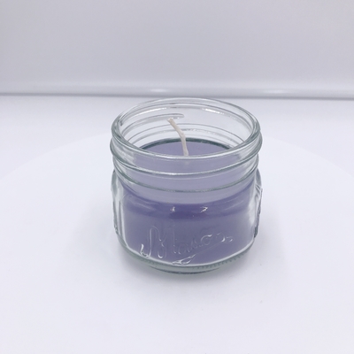 Los socios perfumados purpúreos claros del Aromatherapy miran al trasluz para el masaje