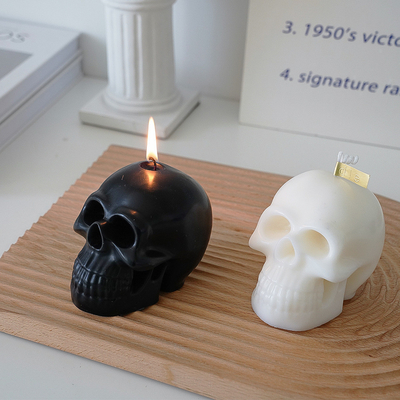 El cráneo hecho a mano de la decoración de Halloween de la cera casera creativa de la soja sospechó velas