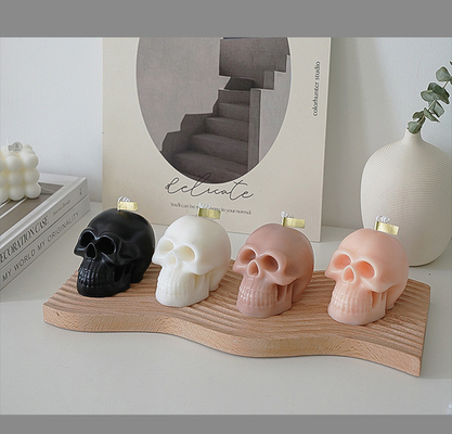El cráneo hecho a mano de la decoración de Halloween de la cera casera creativa de la soja sospechó velas
