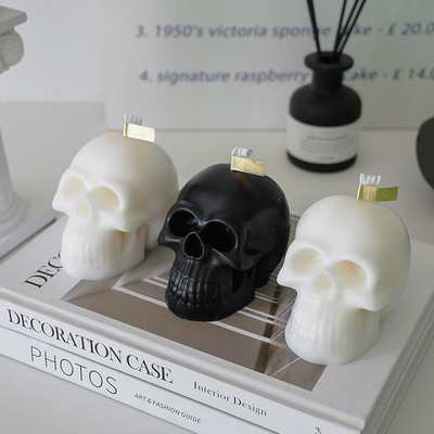 El cráneo hecho a mano de la decoración de Halloween de la cera casera creativa de la soja sospechó velas