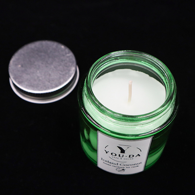 La cera de la soja sospechó a Mason Jar Candles Coconut Oil hecho en casa en vidrio verde