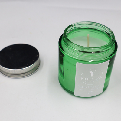 La cera de la soja sospechó a Mason Jar Candles Coconut Oil hecho en casa en vidrio verde
