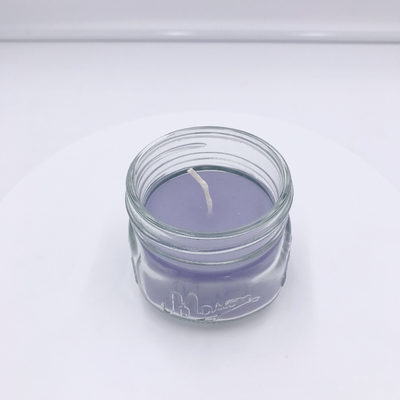 Los socios perfumados purpúreos claros del Aromatherapy miran al trasluz para el masaje