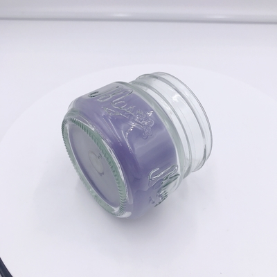 Los socios perfumados purpúreos claros del Aromatherapy miran al trasluz para el masaje