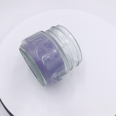 Los socios perfumados purpúreos claros del Aromatherapy miran al trasluz para el masaje