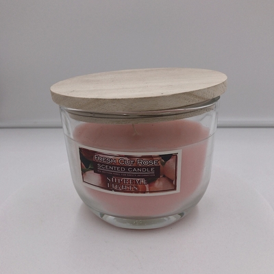 Las pequeñas velas hechas en casa de la citronela vuelan las velas repugnantes interiores