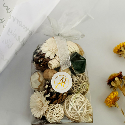 El popurrí hecho a mano 200g del aroma sospechó las flores y las nueces secadas