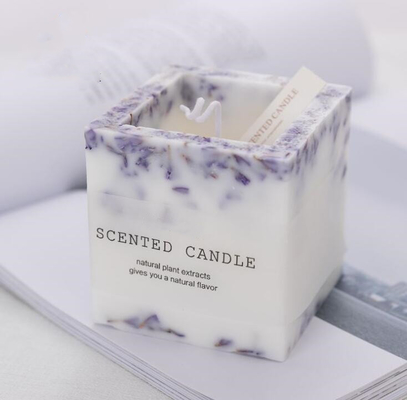 Los productos naturales del aroma del aceite esencial de la lavanda sospecharon velas del pilar redondean y cuadrado