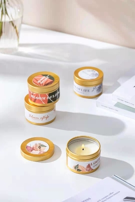 El aroma sospechó a Woodwick Tin Can Candle Gold Black para el viaje