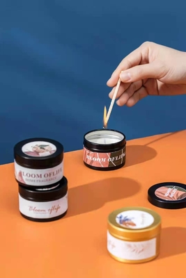 El aroma sospechó a Woodwick Tin Can Candle Gold Black para el viaje